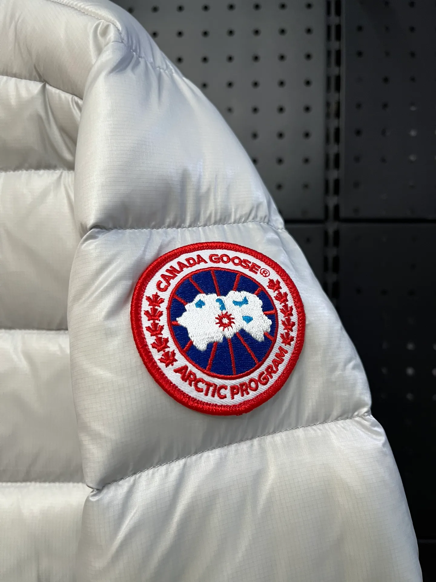 P860 Top 🔥purchase version 𝘾𝘼𝙉𝘼𝘿𝘼 𝙂𝙊𝙊𝙎𝙀/Canada Goose 2227 thin and light model. It’s super lightweight and doesn’t feel any weight on your upper body at all! Show more temperament‼  Canada Goose, a Canadian brand, has always been recognized as the warmest down jacket. Various Instagram celebrities, Internet celebrities, and celebrities often wear it for street photos. I make Canada Goose every year, but I still can’t get rid of my love for the goose. No matter how cold the winter is, there is no need to be afraid. Canada Goose is the legendary warmest down jacket and is known as a must-have for Arctic outdoor sports! The most popular down jacket in the world, celebrities are rushing to buy it, it is a must-have! Size: S-2XL Color: silver gray (red label) silver gray (black label), black (red label), black (black label), dark blue
